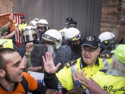 Agentes de la Guardia Urbana impiden el acceso de los vecinos a la Fabra i Coats.