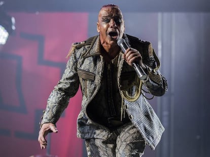 El cantante de Rammstein, Till Lindemann, durante el Concierto del grupo alemán en el estadio del RCD Espanyol de Barcelona