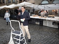 Raúl González Holgado, candidato de la formación Juntos por Extremadura Levanta, con el megáfono en mano.