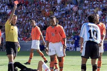 Arturo Brizio muestra la roja al argentino Ortega frente a Holanda en Francia 98