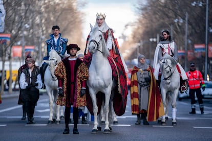 Una actriz, en el papel de Isabel la Católica, en una cabalgata por el centro de Madrid, el pasado 27 de febrero.