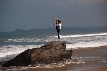 La disciplina oriental milenaria tiene su origen en los antiguos "vedas", palabra que significa "sabiduría". En la imagen, una mujer practica yoga en la playa de Kalianda, en el extremo sur de la isla de Sumatra (Indonesia), el pasado domingo. 
