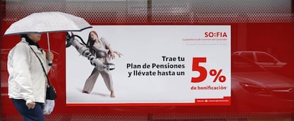 Un cartel anunciando planes de pensiones, en una oficina de Banco Santander.