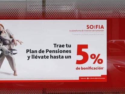 Un cartel anunciando planes de pensiones, en una oficina de Banco Santander.