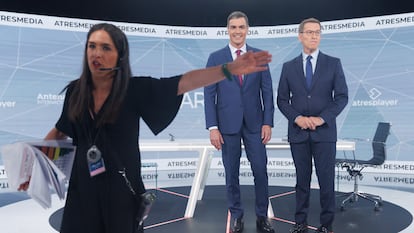 Una regidora (en primer plano) antes del debate entre el entonces candidato del PSOE y presidente del Gobierno, Pedro Sánchez, y el candidato del PP a la presidencia, Alberto Núñez Feijóo.