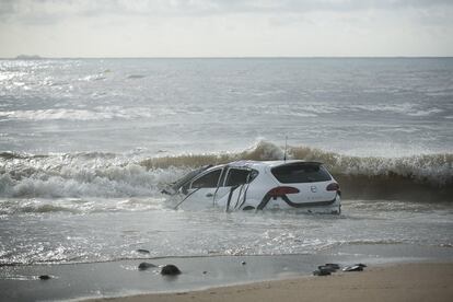 Un cotxe al mar a Vilassar de Mar. 