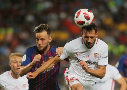 Franco Vásquez en una acción con Ivan Rakitic.