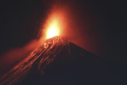 El volcán guatemalteco 'Fuego', uno de los más activos del país, inició la primera erupción del 2017 con explosiones "constantes, moderadas y fuertes", en Alotenango, Sacatepéquez (Guatemala).