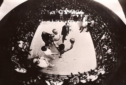 Carlos Monz&oacute;n defiende en el Luna Park su t&iacute;tulo de campe&oacute;n del mundo ante Emile Griffith, el 25 de septiembre de 1971.