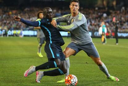 Cristiano Ronaldo y Sagna, durante el partido