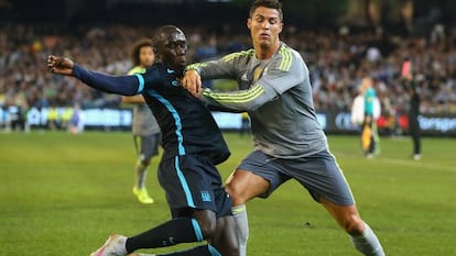 Cristiano Ronaldo e Sagna, durante o jogo.