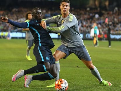 Cristiano Ronaldo y Sagna, durante el partido