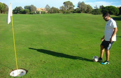 Un jugador de footgolf en el campo del Islantilla Golf Resort, en Huelva.