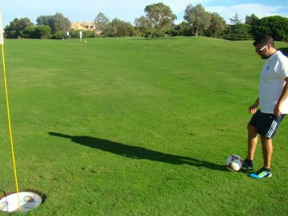 Un jugador de footgolf en el campo del Islantilla Golf Resort, en Huelva.