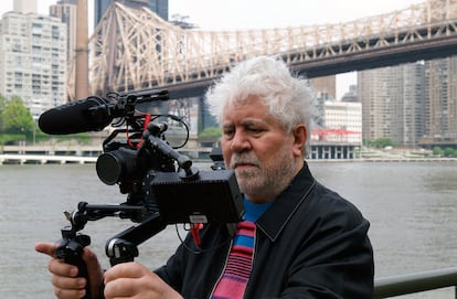 El cineasta, en Nueva York, cámara en mano, con el puente de Queensboro al fondo.