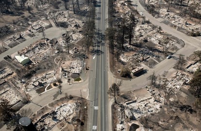 Vista aérea de Santa Rosa tras el incendio. La devastación en Sonoma es especialmente dramática en el barrio residencial de Coffey Park, donde, literalmente, no queda nada en pie. "Las casas han desaparecido, se han convertido en polvo", decía a Jack Dixon, que ha vivido en la zona dos décadas.