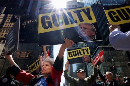 Manifestantes afuera de la Trump Tower, el 31 de mayo en Nueva York (EE UU).