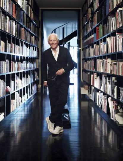 Giorgio Armani, fotografiado para ICON DESIGN en su residencia milanesa, a unos pasos del megacomplejo de la Via Manzoni donde están sus tiendas de moda, el Armani Hotel, el restaurante Nobu, el Emporio Armani Caffè y el club nocturno Armani Privé, todos de su propiedad.