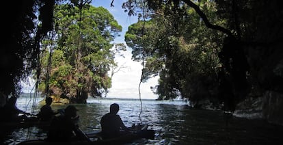 Turistas realizando una ruta en kayak en Juanchaco (Colombia).