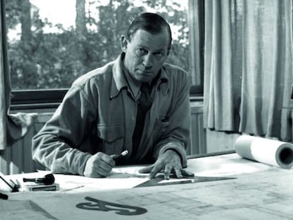 Alvar Aalto en su estudio en 1945.