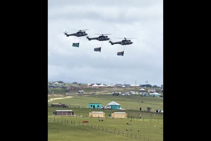 Helicópteros Puma de la fuerza aérea sudafricana sobrevuelan Qunu durante en entierro de Nelson Mandela.