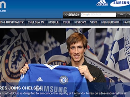 Fernando Torres posa con la camiseta del Chelsea.