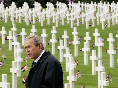 El presidente George W. Bush, durante su visita al cementerio de soldados estadounidense de Margraten, en Holanda.