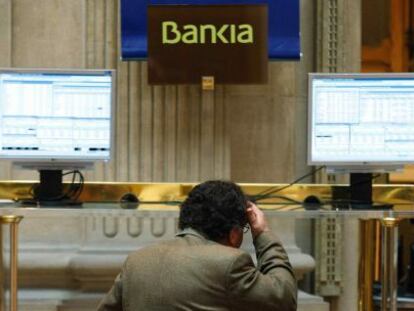 Un inversor mira la cotización de Bankia en la Bolsa de Madrid
