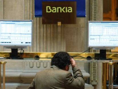 Un inversor mira la cotizaci&oacute;n de Bankia en la Bolsa de Madrid