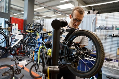 Un trabajador en un taller de bicicletas de Toledo, en junio de 2024.