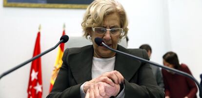 La alcaldesa de Madrid, Manuela Carmena, durante el pleno extraordinario de diciembre del Ayuntamiento de la capital.