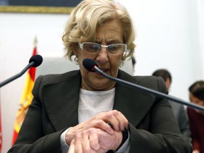 La alcaldesa de Madrid, Manuela Carmena, durante el pleno extraordinario de diciembre del Ayuntamiento de la capital.