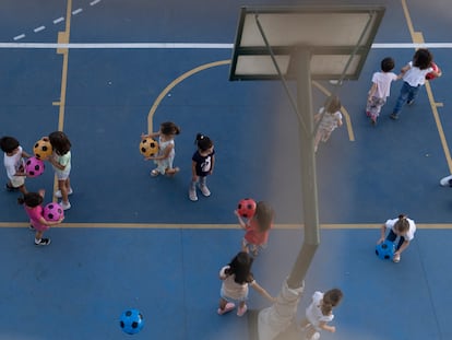 Alumnos del colegio público José María del Campo en Sevilla, en el recreo este miércoles.