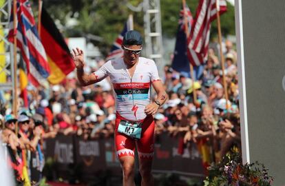 Gómez Noya cruza la meta de Kona después de 8 horas y 11 minutos de carrera.