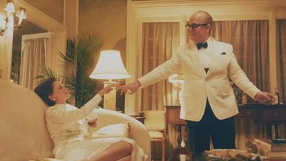 Naomi Watts y Tom Hollander en una imagen de 'Feud: Capote vs. The Swans'