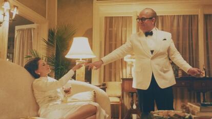 Naomi Watts y Tom Hollander en una imagen de 'Feud: Capote vs. The Swans'