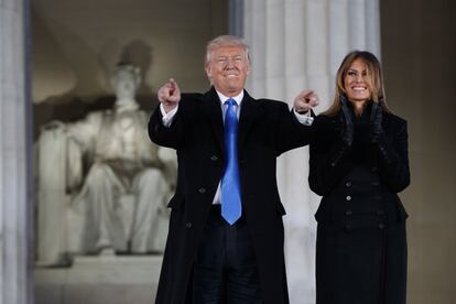 El presidente electo de EE UU, Donald Trump, llega junto a su mujer al concierto para darle la bienvenida al cargo.