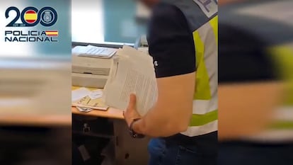 Uno de los registros de la Policía en la investigación a una red que pedía hasta 8.000 euros por trámites falsos de residencia.
