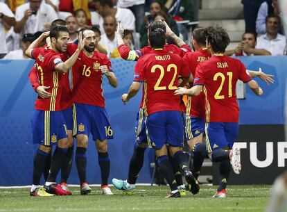Morata celebra junto con sus compañeros el primer gol.