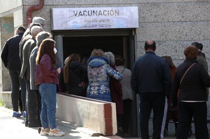 Varias personas esperan para vacunarse contra el coronavirus en el Centro de Salud Daroca. .