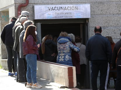 Varias personas esperan para vacunarse contra el coronavirus en el Centro de Salud Daroca. .