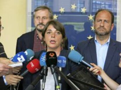 La consejera de Fomento y Vivienda del Gobierno de Andaluc&iacute;a, Elena Cort&eacute;s, ante el eurodiputado del IU, Willy Meyer (i), y el viceconsejero del Gobierno andaluz, Jos&eacute; Antonio Garc&iacute;a Cebri&aacute;n,hoy en Bruselas.