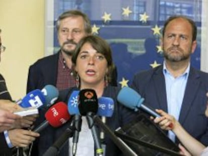 La consejera de Fomento y Vivienda del Gobierno de Andaluc&iacute;a, Elena Cort&eacute;s, ante el eurodiputado del IU, Willy Meyer (i), y el viceconsejero del Gobierno andaluz, Jos&eacute; Antonio Garc&iacute;a Cebri&aacute;n,hoy en Bruselas.