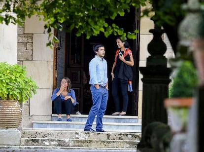 Los nietos de Emilio Botín, Javier Ballesteros y Carmen Ballesteros, en la residencia familiar en Santander.