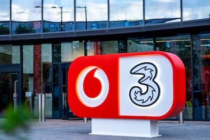 Fotografía emitida por Vodafone/Three de su nuevo logotipo. 