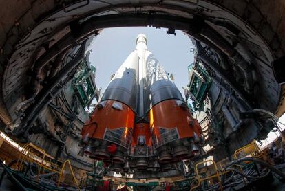 La nave espacial Soyuz MS-13 en la plataforma de lanzamiento en el cosmódromo Baikonur arrendado por Rusia en Kazajstán. Miembros de la expedición 60/61 de la Estación Espacial Internacional (ISS), el astronauta de la NASA Andrew Morgan, el cosmonauta ruso Alexander Skvortsov y la astronauta italiana Luca Parmitano de la ESA (Agencia Espacial Europea) se preparan para el lanzamiento a bordo de la nave espacial Soyuz MS-13 el próximo 20 de julio de 2019.