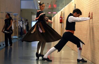 Según palabras del director, Antonio Najarro, Sorolla es un nuevo reto que nace del deseo de aunar en un único espectáculo dos artes universales: la grandeza de nuestra danza española y la obra del genial pintor, celebrando así el 150 aniversario del nacimiento de Sorolla y el 35 aniversario del Ballet Nacional de España. En la imagen, unos bailarines del Ballet Nacional de España, se preparan antes de la función, en uno de los pasillos de los Teatros del Canal.