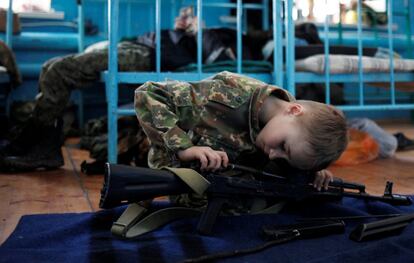Un alumno de la escuela militar General Yermolov desmonta su rifle Kalashnikov durante una práctica. En esta escuela se les permite a los alumnos formar parte de un entrenamiento militar real.