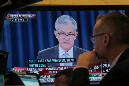 Un operador escucha el discurso de Jerome Powell.