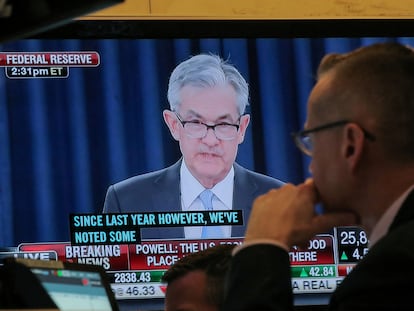 Un operador escucha el discurso de Jerome Powell.